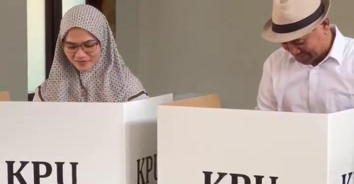 Sam HC bersama istri menyalurkan hak pilihnya di Pilkada Kota Malang. (Foto/M Sholeh)