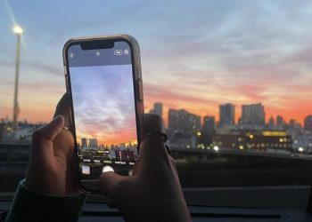 Membuat konten video setelah hujan./Foto: pinterest.rylee.