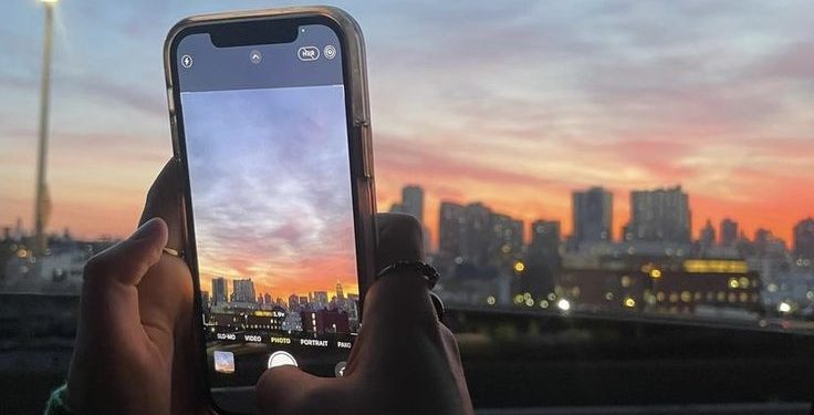 Membuat konten video setelah hujan./Foto: pinterest.rylee.