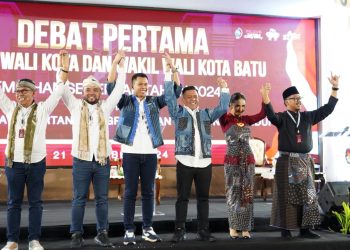 Ketiga paslon di Paslon Pilkada Kota Batu saat debat perdana. Foto: Azmy