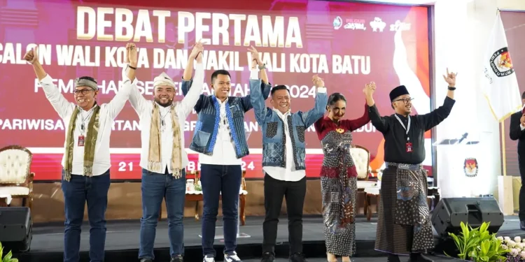Ketiga paslon di Paslon Pilkada Kota Batu saat debat perdana. Foto: Azmy