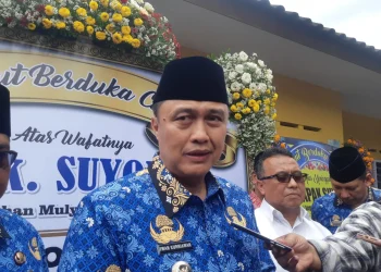 Pj Wali Kota Malang, Iwan Kurniawan saat takziah di rumah duka anggota linmas yang meninggal usai bertugas di TPS. (Foto/M Sholeh)