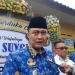 Pj Wali Kota Malang, Iwan Kurniawan saat takziah di rumah duka anggota linmas yang meninggal usai bertugas di TPS. (Foto/M Sholeh)