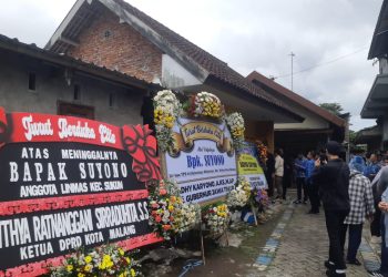Karangan bunga duka cita dari berbagai pihak terpampang di sekitar rumah duka anggota limnas Kota Malang. (Foto/M Sholeh)
