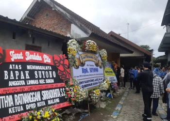 Karangan bunga duka cita dari berbagai pihak terpampang di sekitar rumah duka anggota limnas Kota Malang. (Foto/M Sholeh)