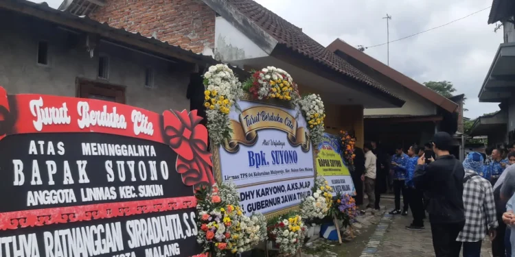 Karangan bunga duka cita dari berbagai pihak terpampang di sekitar rumah duka anggota limnas Kota Malang. (Foto/M Sholeh)
