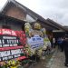 Karangan bunga duka cita dari berbagai pihak terpampang di sekitar rumah duka anggota limnas Kota Malang. (Foto/M Sholeh)