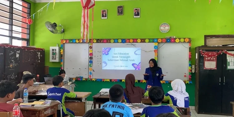 Mahasiswa Fakultas Psikologi UM gelar edukasi seksual bagi siswa SD sebagai upaya pencegahan kekerasan seksual dikalangan anak./Foto: Dok. Fakultas Psikologi UM