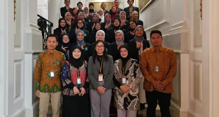 Rombongan mahasiswa program student exchange UIN Malang disambut hangat KBRI Paris, Prancis./Foto: Dok. UIN Malang