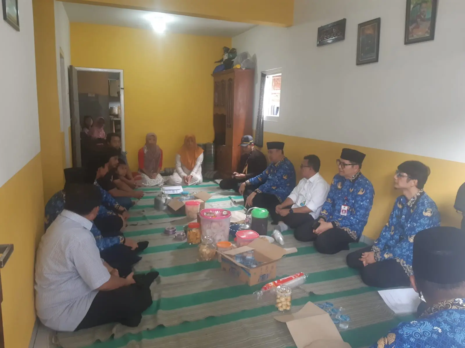 Pj Wali Kota Malang, Iwan Kurniawan saat takziah di rumah duka anggota linmas yang meninggal usai bertugas di TPS (M Sholeh)