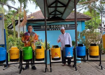 Tim pengabdian kepada masyarakat ITN Malang menggaungkan peduli sampah di lingkungan sekolah. (Foto/dok. ITN Malang)