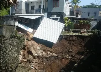 Kondisi dampak plengsengan sungai ambrol di Kota Malang. (Foto/M Sholeh)