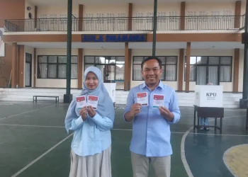 Ali Muthohirin bersama sang istri menyalurkan hak suaranya di Pilkada Kota Malang. (Foto/M Sholeh)