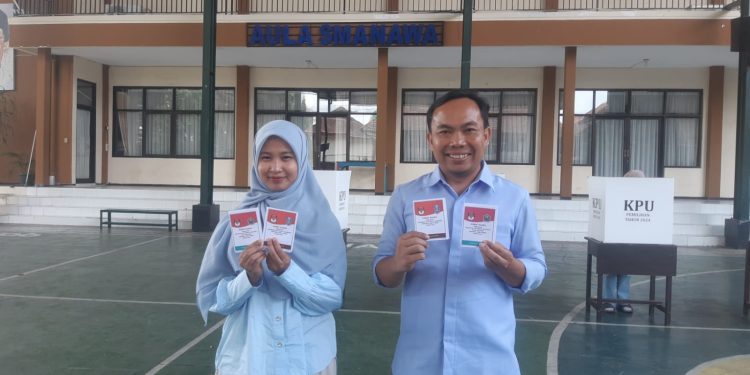 Ali Muthohirin bersama sang istri menyalurkan hak suaranya di Pilkada Kota Malang. (Foto/M Sholeh)