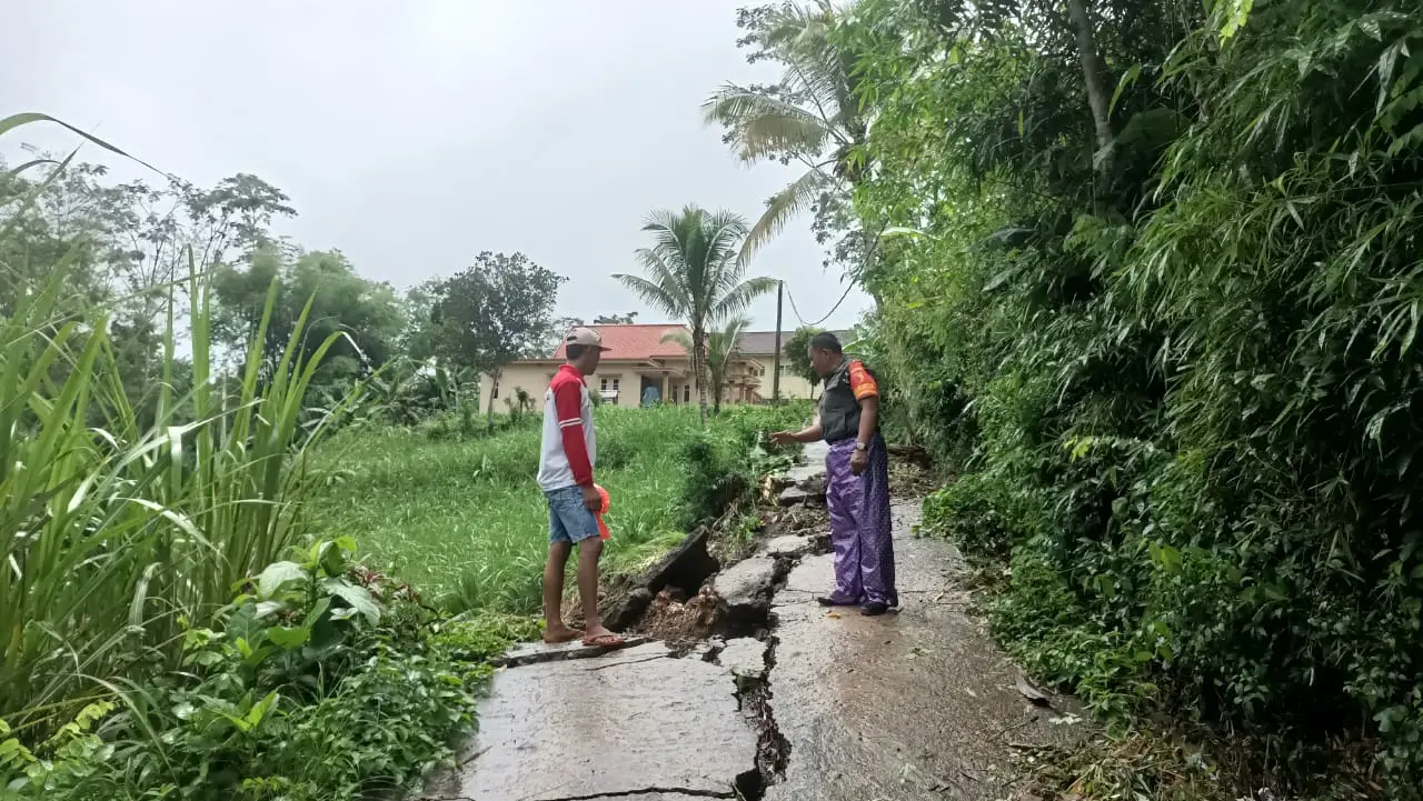 Jalan penghubung dusun di Desa Karangsari, Kecamatan Bantur ditutup total. Foto: BPBD Kabupaten Malang