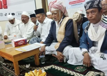 dr Umar Usman saat memberikan sambutan di akhir acara tawasulan. Foto: dok.