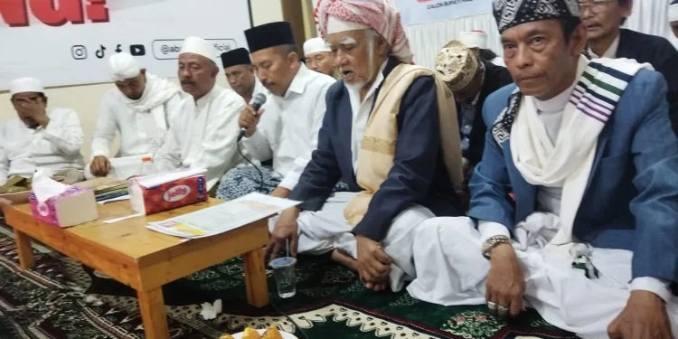 dr Umar Usman saat memberikan sambutan di akhir acara tawasulan. Foto: dok.