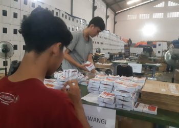 Petugas melakukan sortir surat suara di gudang logistik KPU Kota Malang. (Foto/M Sholeh)
