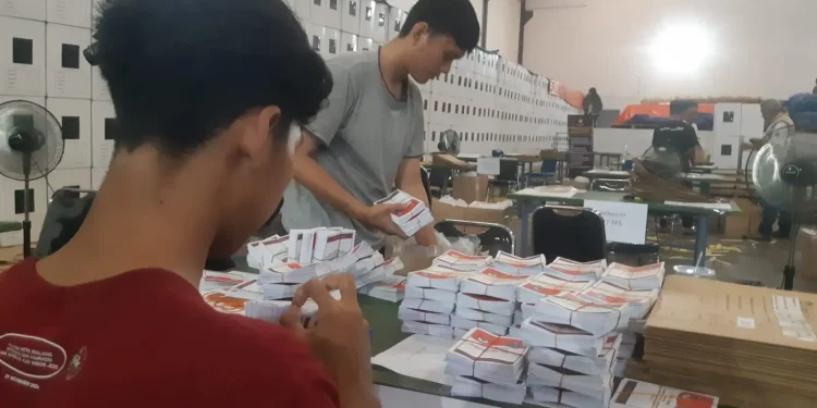 Petugas melakukan sortir surat suara di gudang logistik KPU Kota Malang. (Foto/M Sholeh)