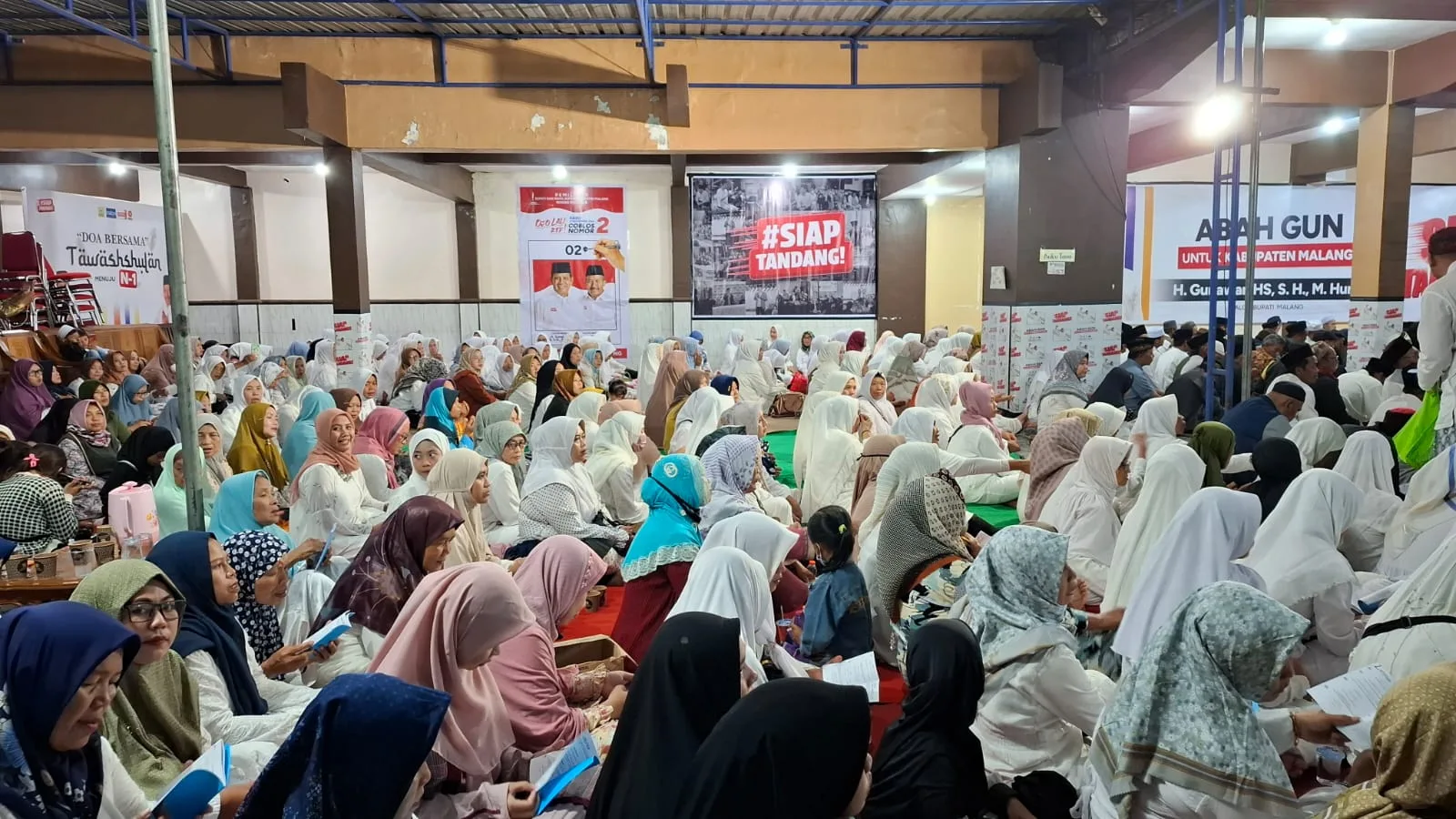 Warga padati Rumah Rakyat untuk mendoakan kemenangan Abah Gunawan dan Dokter Umar. Foto: Aisyah Nawangsari Putri