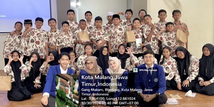 Cegah penyalahgunaan digitalisasi, mahasiswa Fakultas Psikologi UM gelar kegiatan psikoedukasi untuk siswa SMP./Foto: Dok. Fakultas Psikologi UM