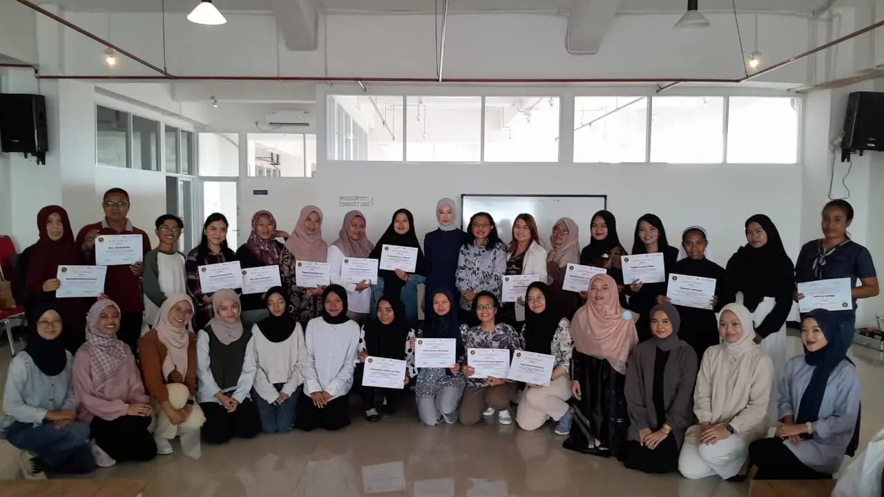 Sesi foto bersama para peserta dan panitia event Autism Management and Train The Trainer Course./Foto: Tugumalang.id/Bagus Rachmad Saputra.