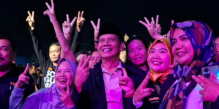 Abah Gunawan berfoto bersama masyarakat di sela event bantengan. Foto: Aisyah Nawangsari Putri