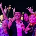Abah Gunawan berfoto bersama masyarakat di sela event bantengan. Foto: Aisyah Nawangsari Putri