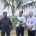 Pembimbing Kemasyarakatan Ditjenpas, Junaedi didampingi Kadivpas Jatim, Heri Azhari dan Kalapas Malang, Ketut Akbar Herry Achjar meninjau hasil pertanian Sarana Asimilasi Edukasi Lapas Kelas I Malang. (Foto/dok.)