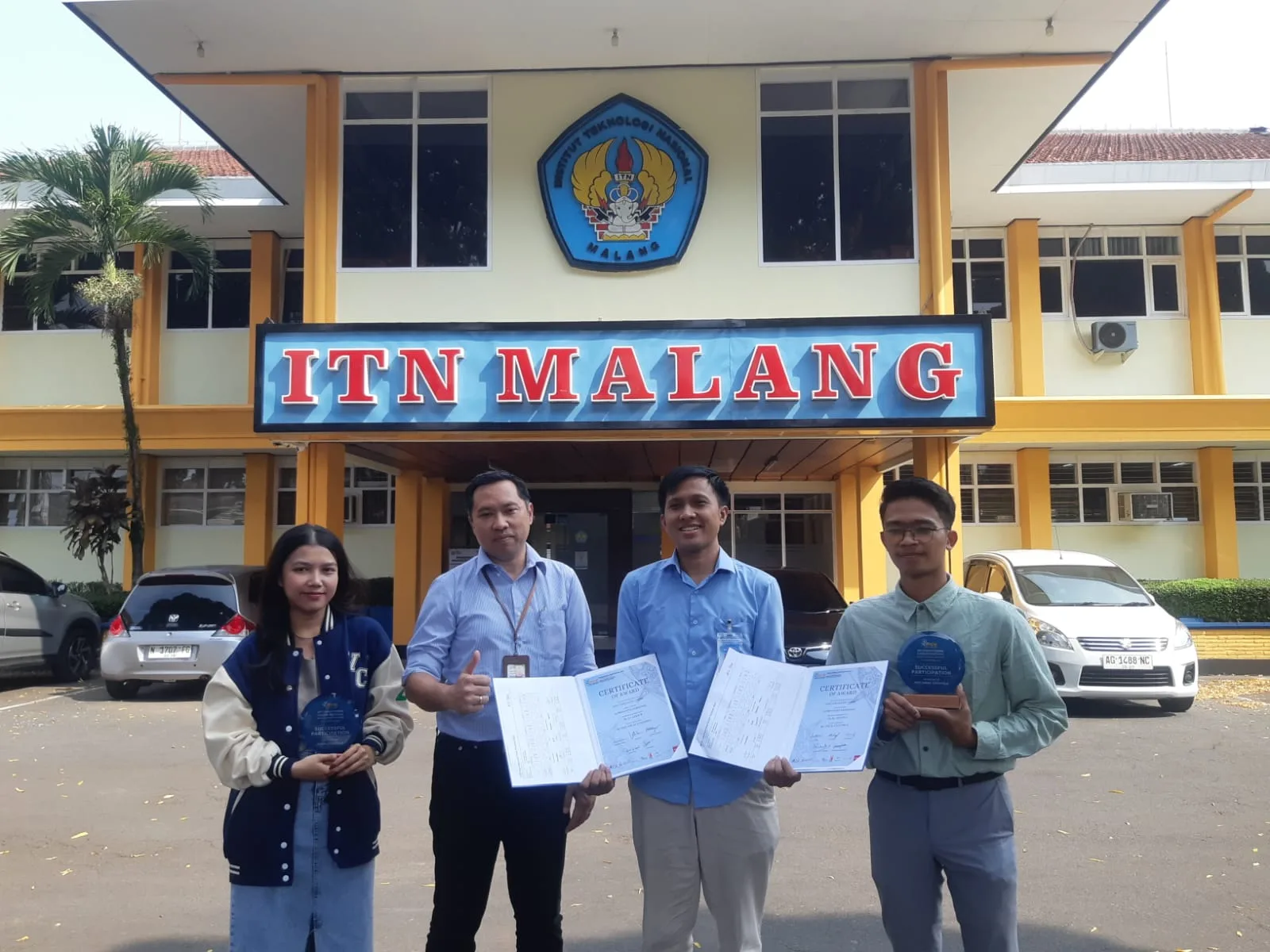 Rektor ITN Malang, Awan Uji Krismanto ST., MT., PhD., memberikan apresiasi pada tim paduan suara VCC ITN Malang yang telah mengharumkan nama kampus di kancah internasional. (Foto/M Sholeh)