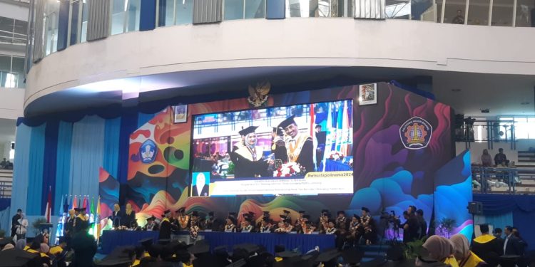 Ratusan mahasiswa Polinema dikukuhkan dalam wisuda tahap IV 2024. (Foto/M Sholeh)