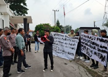 Massa aksi saat ditemui Ketua KPU Kota Batu Heru Joko Purwanto karena dinilai tak netral. Foto: Azmy