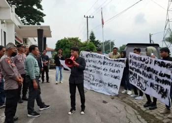 Massa aksi saat ditemui Ketua KPU Kota Batu Heru Joko Purwanto karena dinilai tak netral. Foto: Azmy