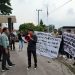 Massa aksi saat ditemui Ketua KPU Kota Batu Heru Joko Purwanto karena dinilai tak netral. Foto: Azmy