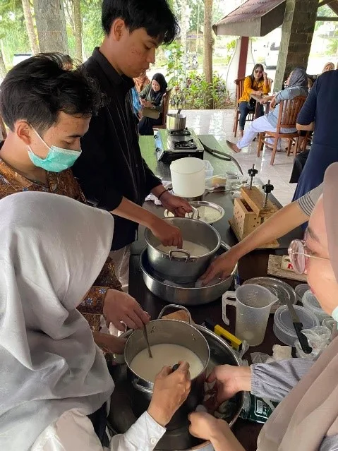 Pelatihan peningkatan produksi keju mozzarella yang diikuti masyarakat KUB Ngantang bersama Polinema./Foto: Dok. Polinema.