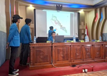 Mahasiswa ITN Malang mamaparkan site plan wisata desa Tebing Lowo di FGD. (Foto/Dok. ITN Malang)