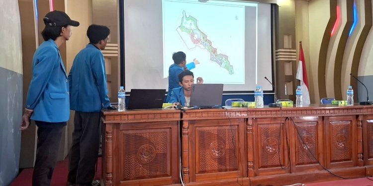 Mahasiswa ITN Malang mamaparkan site plan wisata desa Tebing Lowo di FGD. (Foto/Dok. ITN Malang)