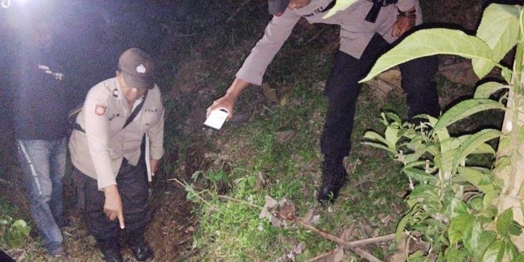 Polisi melakukan olah TKP duel carok di Dampit. Foto: Polres Malang