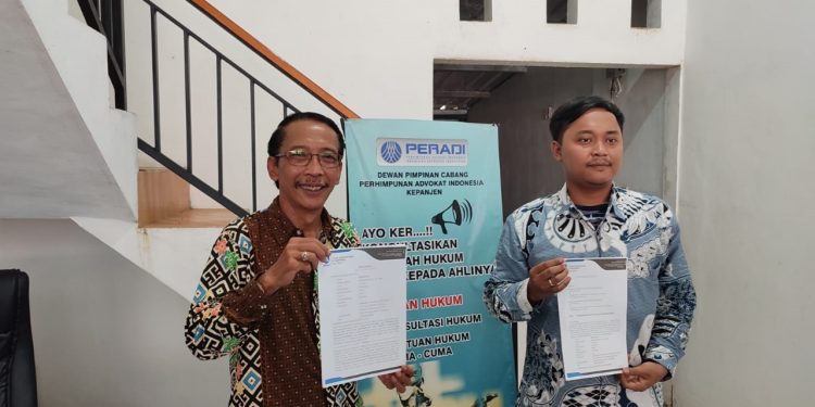 Kuasa Hukum Elisawati, Agus Subyantoro (kiri) menunjukkan surat aduan yang ditujukan pada Kapolda dan Kajati NTT. Foto: Aisyah Nawangsari Putri