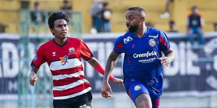 Arema FC sukses mengalahkan tuan rumah Madura United dengan skor akhir 4-2 pada laga pekan ke-11 BRI Liga 1 2024/2025, Kamis (21/11/2024) sore kemarin. /Foto:Instagram @aremafcofficial.