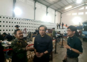 Anggota KPU RI, Yulianto Sudrajat saat meninjau kesiapan logistik di gudang logistik KPU Kota Malang. (Foto/M Sholeh)