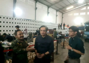 Anggota KPU RI, Yulianto Sudrajat saat meninjau kesiapan logistik di gudang logistik KPU Kota Malang. (Foto/M Sholeh)