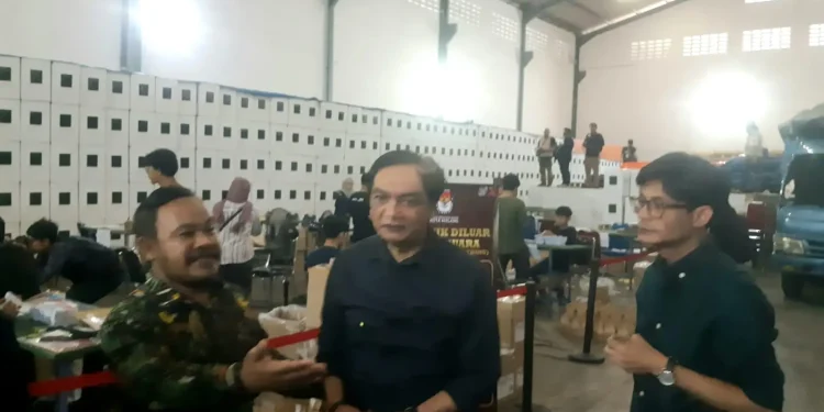 Anggota KPU RI, Yulianto Sudrajat saat meninjau kesiapan logistik di gudang logistik KPU Kota Malang. (Foto/M Sholeh)