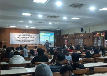 Satgas PPKS STIE Malangkucecwara mengencarkan sosialisasi bahaya HIV dan inveksi menular seksual. (Foto/M Sholeh)