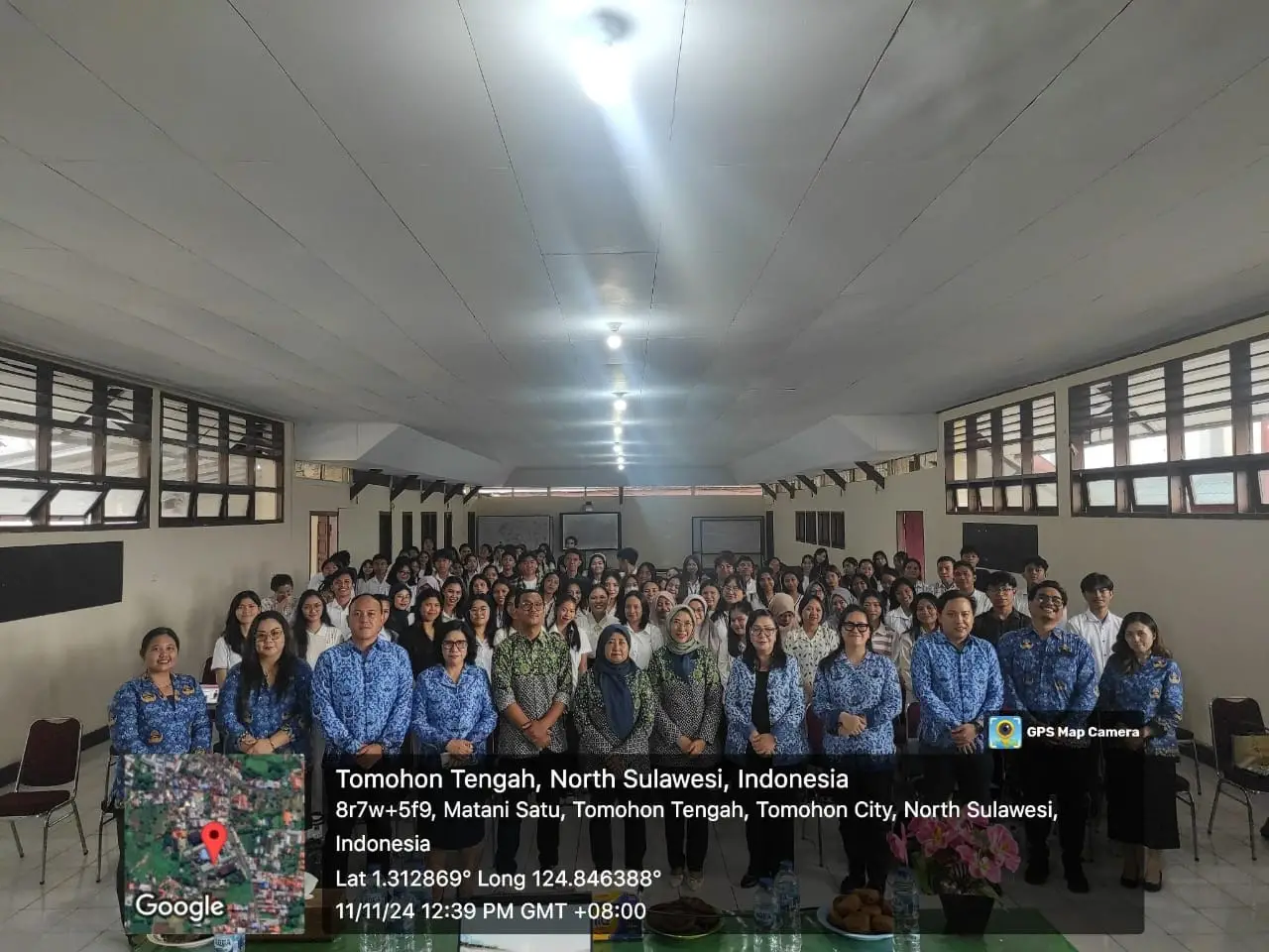 Sesi foto bersama perwakilan Fakultas Psikologi UM dan Unima yang juga dihadiri mahasiswa./Foto: Dok. Fakultas Psikologi UM.