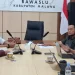 Tim hukum paslon Gus (kanan) berkonsultasi dengan Bawaslu Kabupaten Malang. Foto: Aisyah Nawangsari Putri