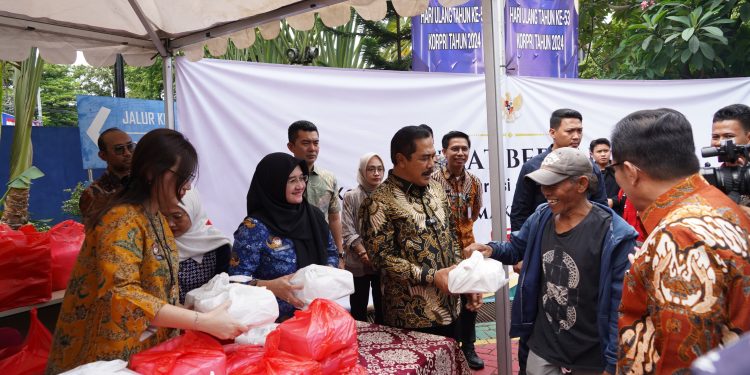 Menteri Imigrasi dan Pemasyarakatan RI, Agus Andrianto menyalurkan paket makan gratis ke masyarakat. (Foto/dok.)