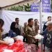 Menteri Imigrasi dan Pemasyarakatan RI, Agus Andrianto menyalurkan paket makan gratis ke masyarakat. (Foto/dok.)
