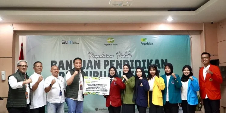 Penyerahan bantuan pendidikan untuk mahasiswa oleh PT Pegadaian Kantor Wilayah XII Surabaya. Foto/dok