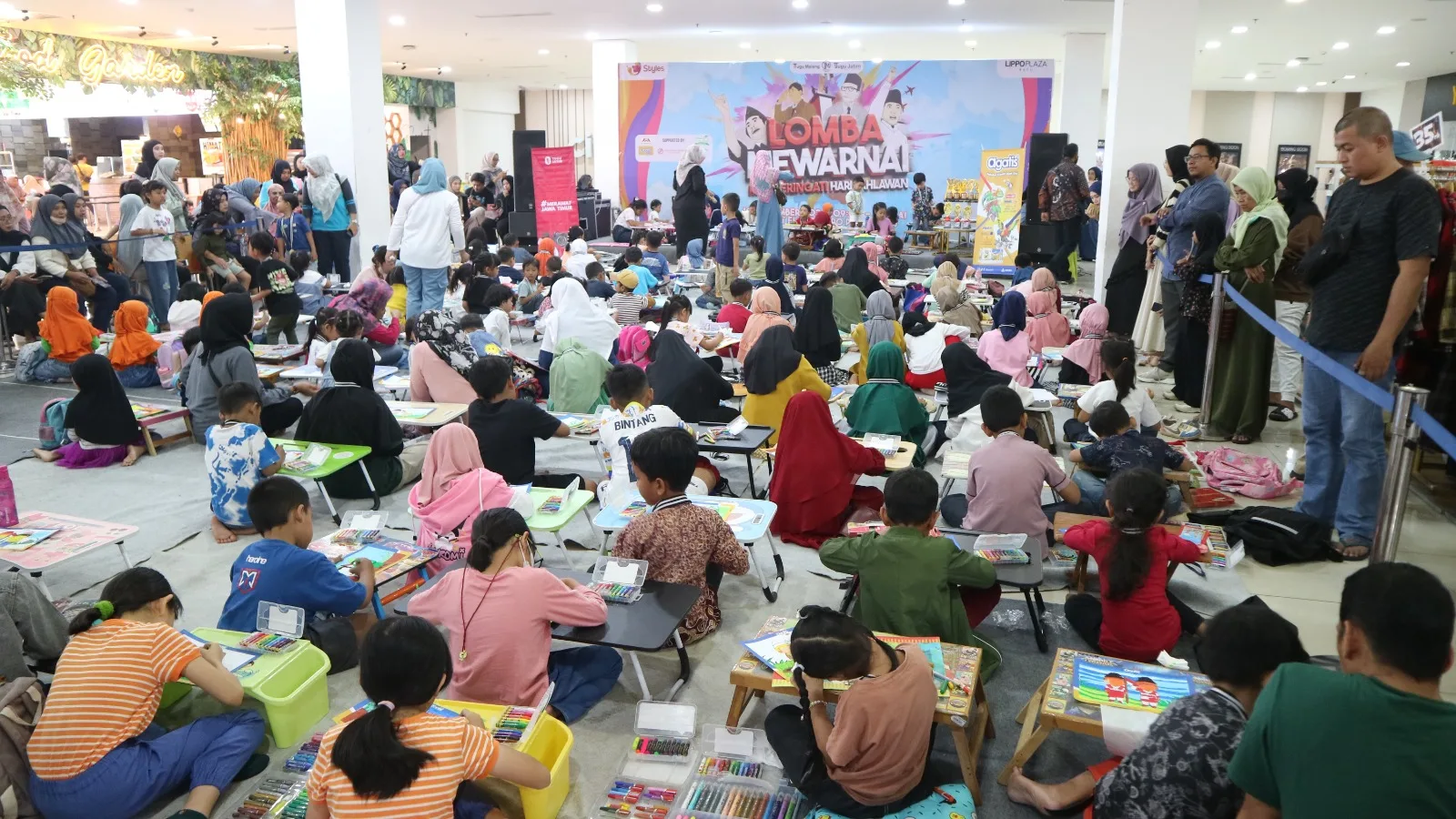 Peserta lomba mewarnai